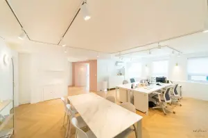 마블테이블과 핑크포인트의 감각적 오피스